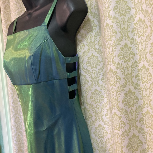 ✨HOST PICK✨ Faviana iridescent formal dress - Picture 4 of 16